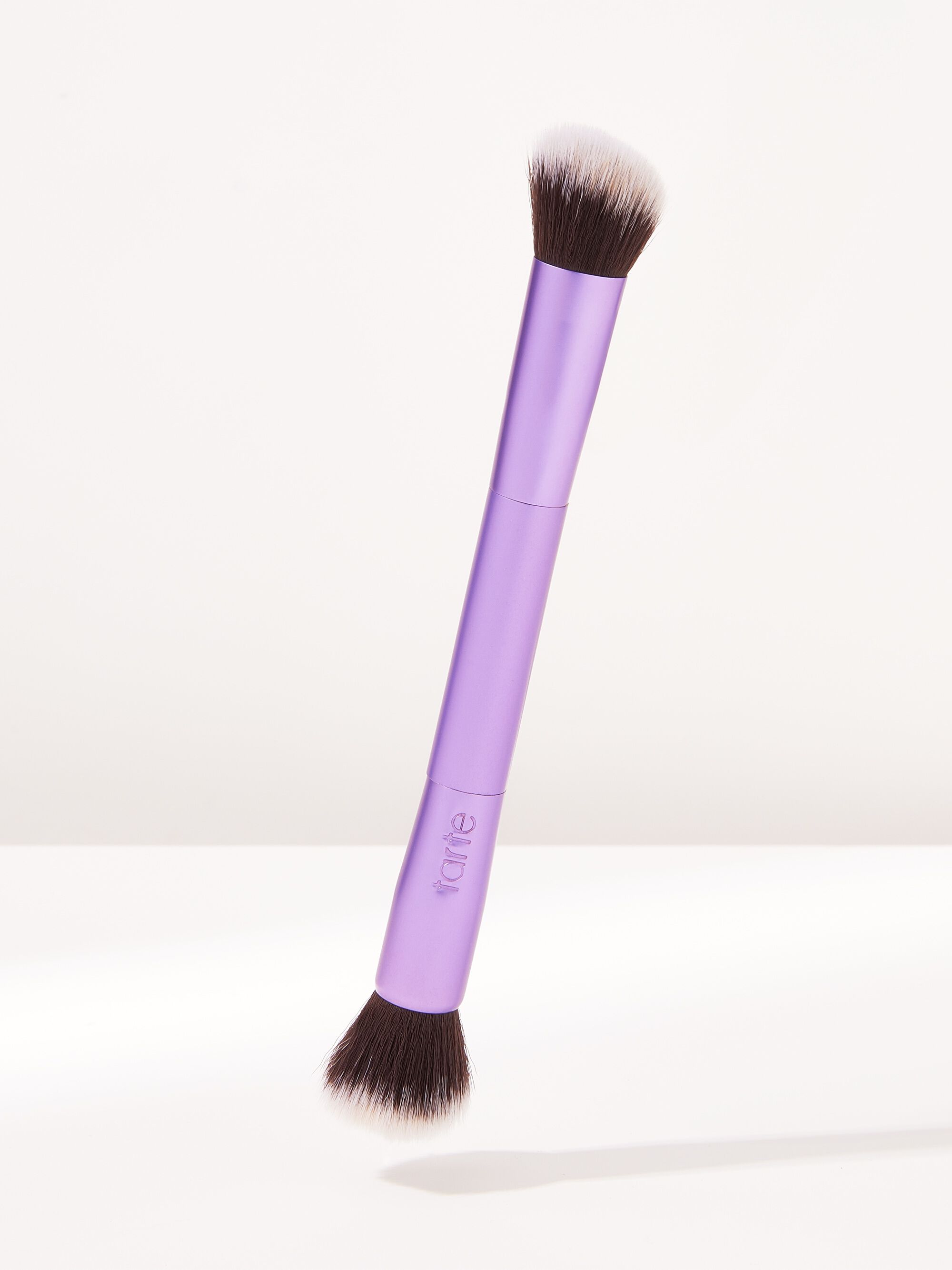 shape tape™ quickie double-ended concealer brush image number null
